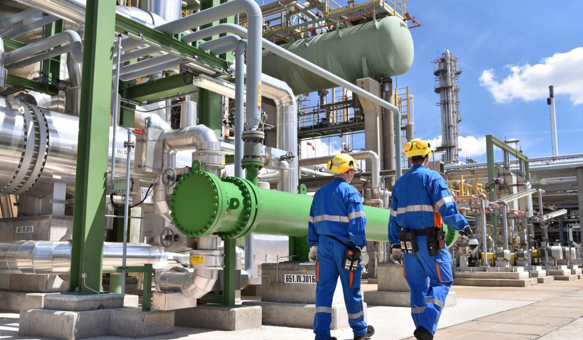 Personal in einer Industrieanlage – Gruppe Arbeiter in einem Chemiewerk/ Erdölraffinerie //// Group workman in a petroleum refinery Personal in einer Industrieanlage - Gruppe Arbeiter in einem Chemiewerk/ Erdölraffinerie //// Group workman in a petroleum refinery